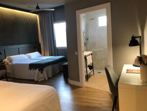 een hotelkamer met een bed en een badkamer bij Nuria in Tarragona