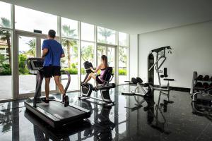 Fitnesa centrs un/vai fitnesa iespējas naktsmītnē Masteri Riverside Apartment - Free Gym, Pool