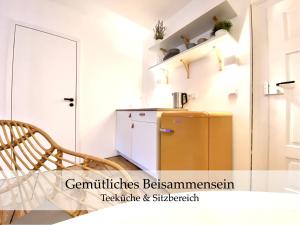 A kitchen or kitchenette at Zentrale 1-Zimmer-Ferienwohnung mit digitalem Check in