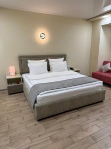 Cama ou camas em um quarto em Central Hotel Gyumri