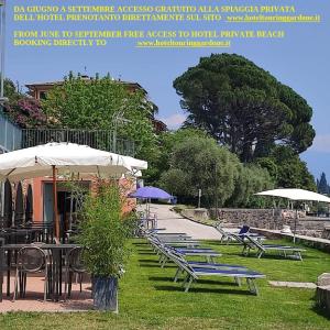 A garden outside Bike Hotel Touring Gardone Riviera & Wellness