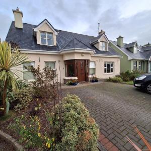 een groot wit huis met een oprit bij Lovely Single Room in Listowel Kerry in Listowel