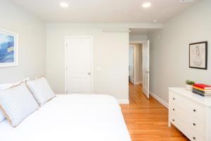 Tempat tidur dalam kamar di Jennifer's College Hill Apartment Close to Everything