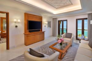 Televisi dan/atau pusat hiburan di Al Bustan Palace, a Ritz-Carlton Hotel