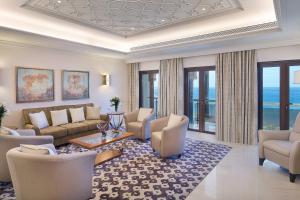 Area tempat duduk di Al Bustan Palace, a Ritz-Carlton Hotel