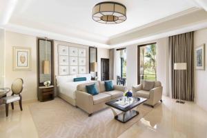 Area tempat duduk di Al Bustan Palace, a Ritz-Carlton Hotel