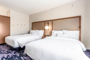 Fairfield Inn & Suites Dallas Arlington South房間的床