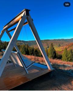 estructura de madera con vistas a las montañas en Над фермою, en Nizhne-Studënyy