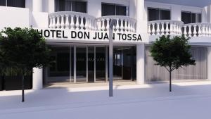 ein Gebäude mit einem Schild, das vereint Don Jumeirah tulsa steht in der Unterkunft Hotel Don Juan Tossa in Tossa de Mar