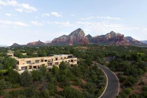 een luchtzicht op een gebouw met bergen op de achtergrond bij Sky Rock Sedona, a Tribute Portfolio Hotel in Sedona