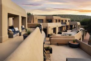 een balkon buiten van een huis met een bank bij Sky Rock Sedona, a Tribute Portfolio Hotel in Sedona