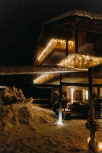 Una casa con luces de Navidad en el techo por la noche en Salzbergalm, en Berchtesgaden