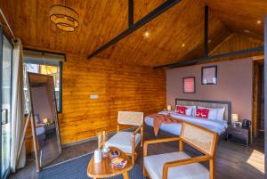 Zona d'estar a Montane Chalet , Sethan