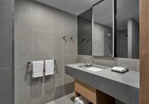 Ванная комната в Courtyard by Marriott Melbourne Flagstaff Gardens