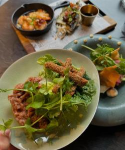 een bord eten met een salade op tafel bij Winston B&B in Eindhoven