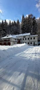 ein schneebedeckter Parkplatz vor einem Gebäude in der Unterkunft Penzión MALINO in Ružomberok