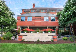 a building with red umbrellas in front of it at Kellogg Conference Hotel Capitol Hill at Gallaudet University in Washington