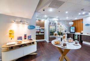 a store with a table with food on it at Kellogg Conference Hotel Capitol Hill at Gallaudet University in Washington