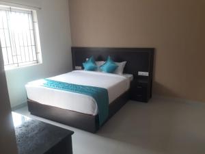 A bed or beds in a room at Kanmani Elite- A Perfect Home