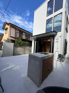 uma casa com uma cómoda de madeira em frente em BRB Kamakura Hase em Kamakura