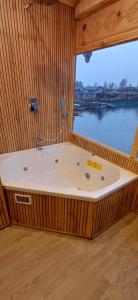 een groot bad in een kamer met een raam bij The Smith Palace Group Of HouseBoats in Srinagar