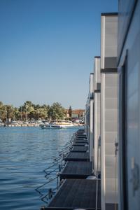 rząd łodzi jest ustawiony na wodzie w obiekcie The Sea Lodges Novigrad - Bootshaus Floating Sea House w mieście Novigrad