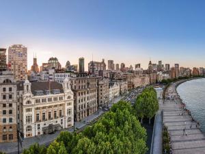 Waldorf Astoria Shanghai on the Bund في شانغهاي: اطلالة على مدينة بها نهر ومباني