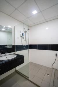 bagno con doccia e lavandino di Seaview Mansion One Georgetown a George Town