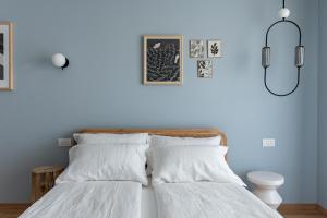 twee bedden in een slaapkamer met een blauwe muur bij Hotel Trento Alta 