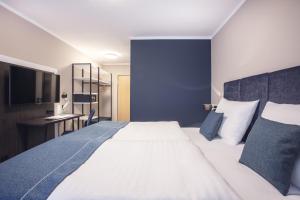 A bed or beds in a room at Garner Hotel Elmshorn, an IHG Hotel