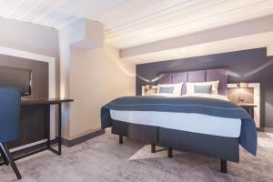 A bed or beds in a room at Garner Hotel Elmshorn, an IHG Hotel