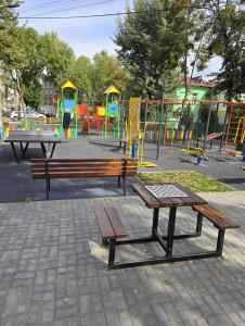 un parco con due panchine e un parco giochi di Apartments a Bălţi