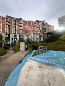 un terrain de basket vide devant un bâtiment dans l'établissement Mariscal uno zona 11, à Guatemala