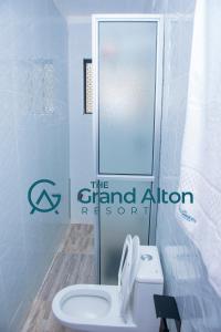 キスムにあるThe Grand Alton Resort Kisumuのトイレ付きバスルーム