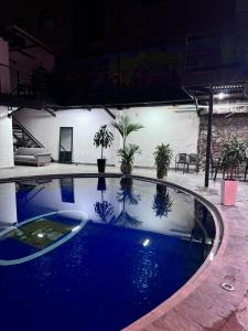 A piscina localizada em Casa Boutique La Corona Medellin ou nos arredores