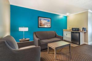 uma sala de estar com um sofá e uma mesa em Best Western Ocean City Hotel and Suites em Ocean City