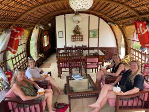 un gruppo di donne sedute in una stanza su sedie di Thara's Houseboat a Alleppey