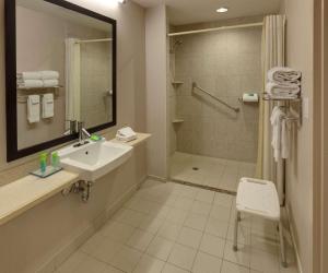 bagno con lavandino e doccia di Independent (SPHC) Niagara Fallsview Hotel&Suites a Niagara Falls