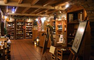 un magasin avec une pièce remplie de nombreuses étagères dans l'établissement Weingut Magdalenenhof, à Rüdesheim am Rhein