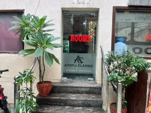 una puerta de entrada de la casa de huéspedes clásica araxaea con plantas en Arora classic guest house, en Amritsar