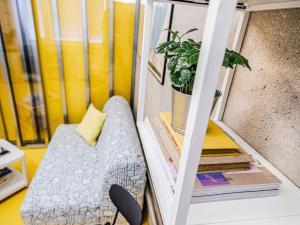 オストラヴァにあるSilesia LOFTの小さな部屋(ソファ、植物付)