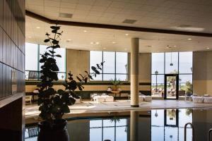 un gran vestíbulo con una piscina en el medio en Grand Hotel Huis ter Duin, en Noordwijk aan Zee