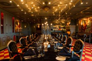 un comedor largo con una mesa larga y sillas en Grand Hotel Huis ter Duin, en Noordwijk aan Zee