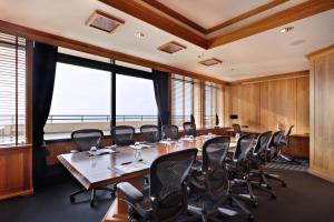 una sala de conferencias con una mesa grande y sillas en Grand Hotel Huis ter Duin, en Noordwijk aan Zee