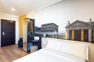 um quarto com uma cama e vista para a cidade em B&B Hotel Roma Fiumicino Aeroporto Fiera 1 em Fiumicino