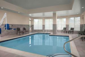 Swimming pool sa o malapit sa Hilton Garden Inn Fredericksburg