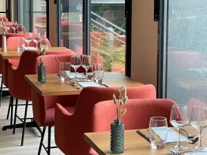 A seating area at ibis Lyon Sud Oullins