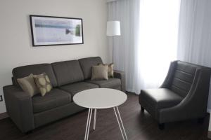 Zona d'estar a Radisson Kingswood Hotel & Suites, Fredericton