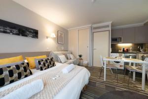 Η κουζίνα ή μικρή κουζίνα στο Paris Porte de Versailles Cosy Lodge Appart hôtel parking wifi 4 pers