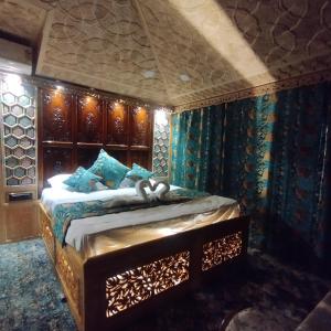 een slaapkamer met een bed in een kamer met blauwe muren bij The Smith Palace Group Of HouseBoats in Srinagar